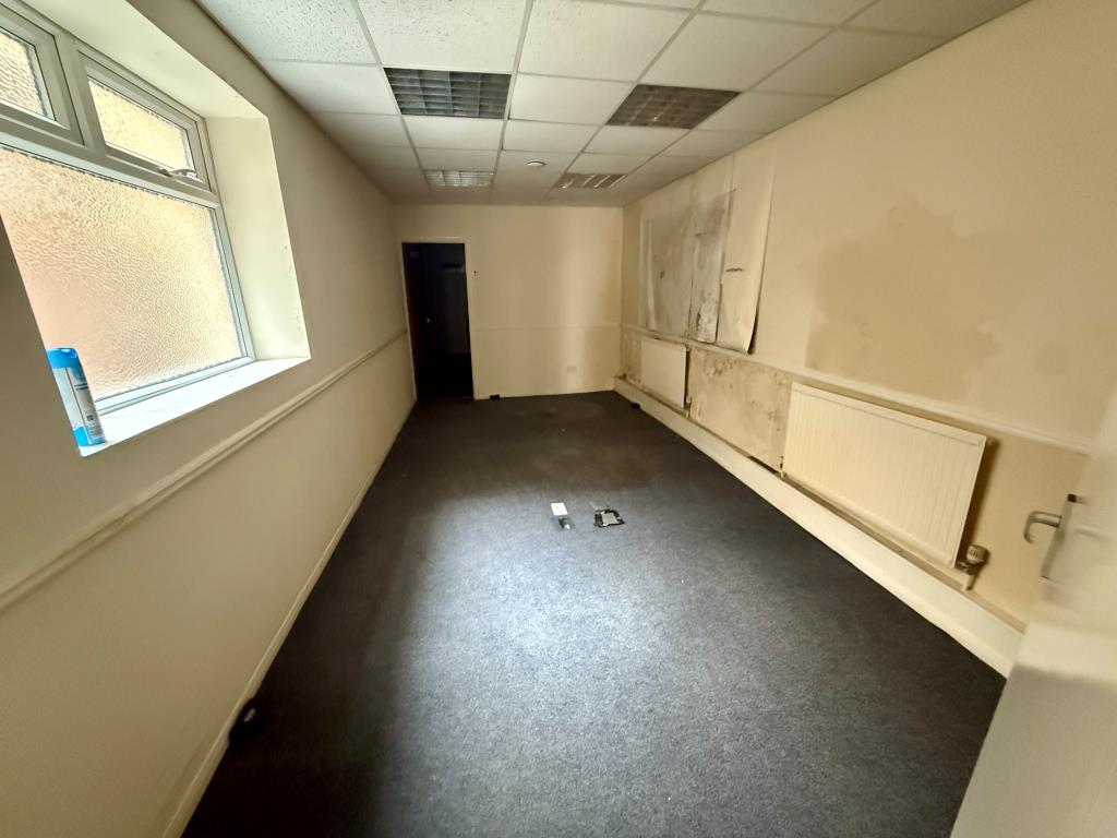 Lot: 58 - PLANNING PERMISSION GRANTED FOR CONVERSION INTO TWO SHOPS AND SIX ONE-BEDROOM FLATS - Ground floor room to rear